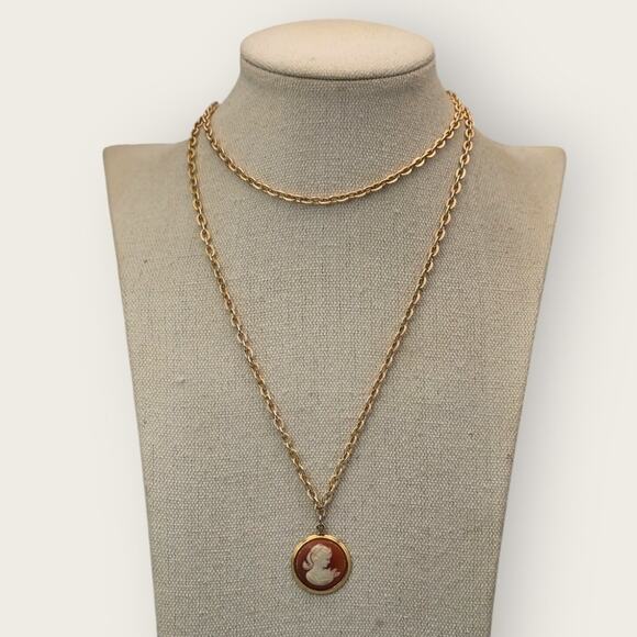 Cameo Pendant Vintage Gold Chain Necklace – 1970s Retro Revival - Picture 5 of 7